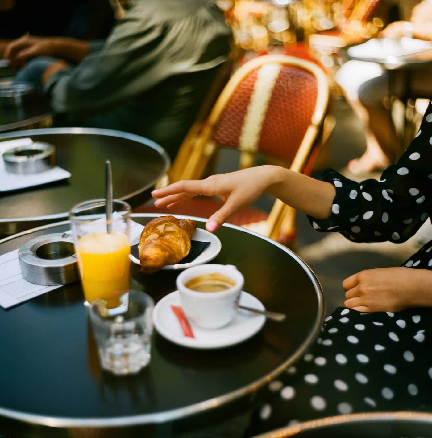 PARIS Café Croissaint und Espresso an klassischen Bistrotische France Flair