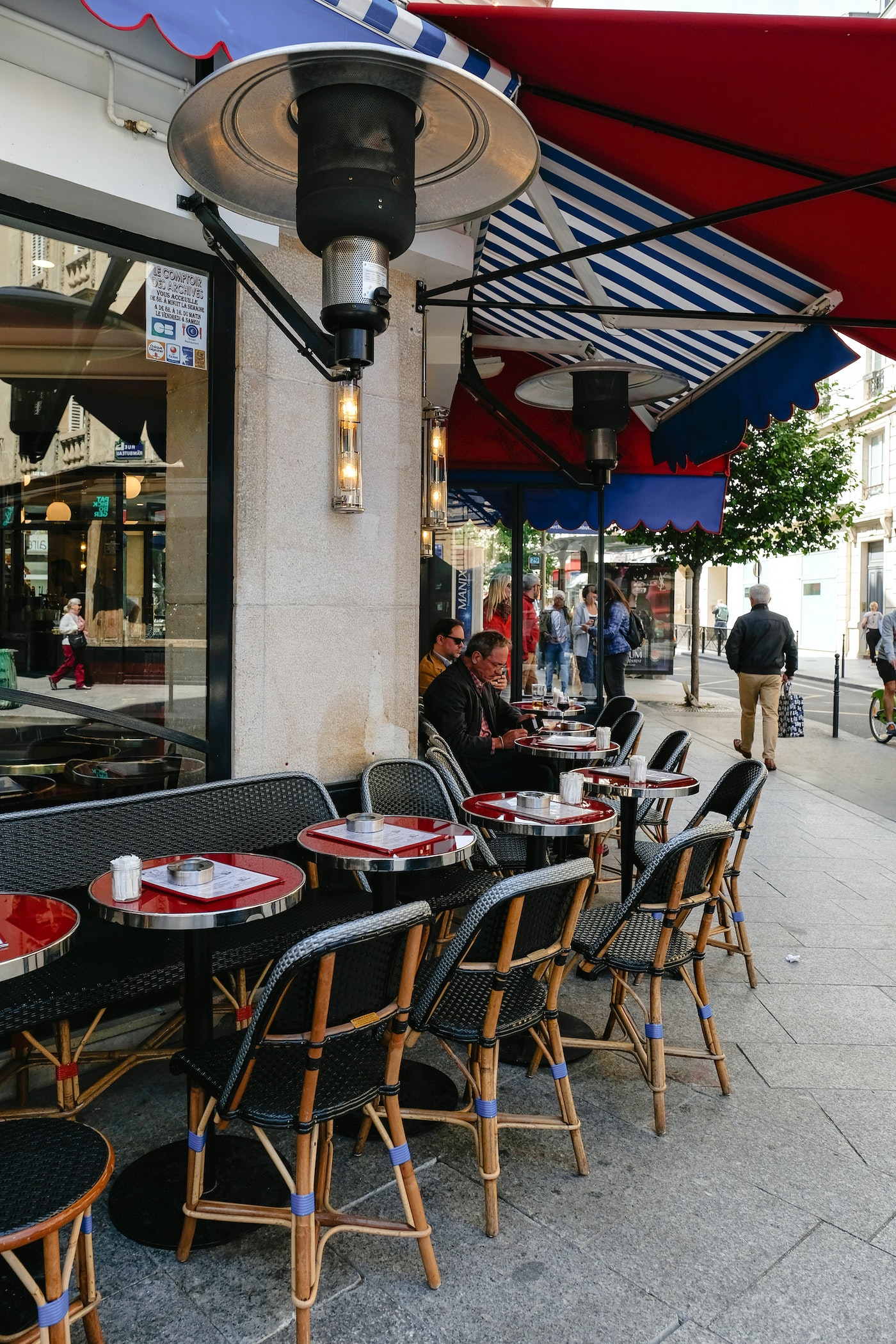 PARIS Café klassische rote Bistrotische Flair