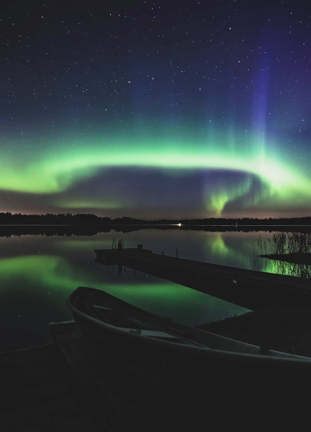 NORDLICHTER FINNALND bei Nacht am Wasser mit Sternenhimmel Skandinavien