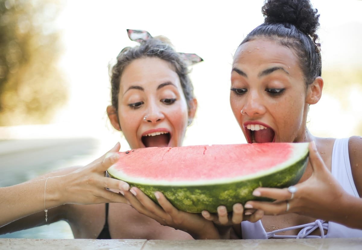 Eine leckere saftige Wassermelone essen und richtig reinbeißen