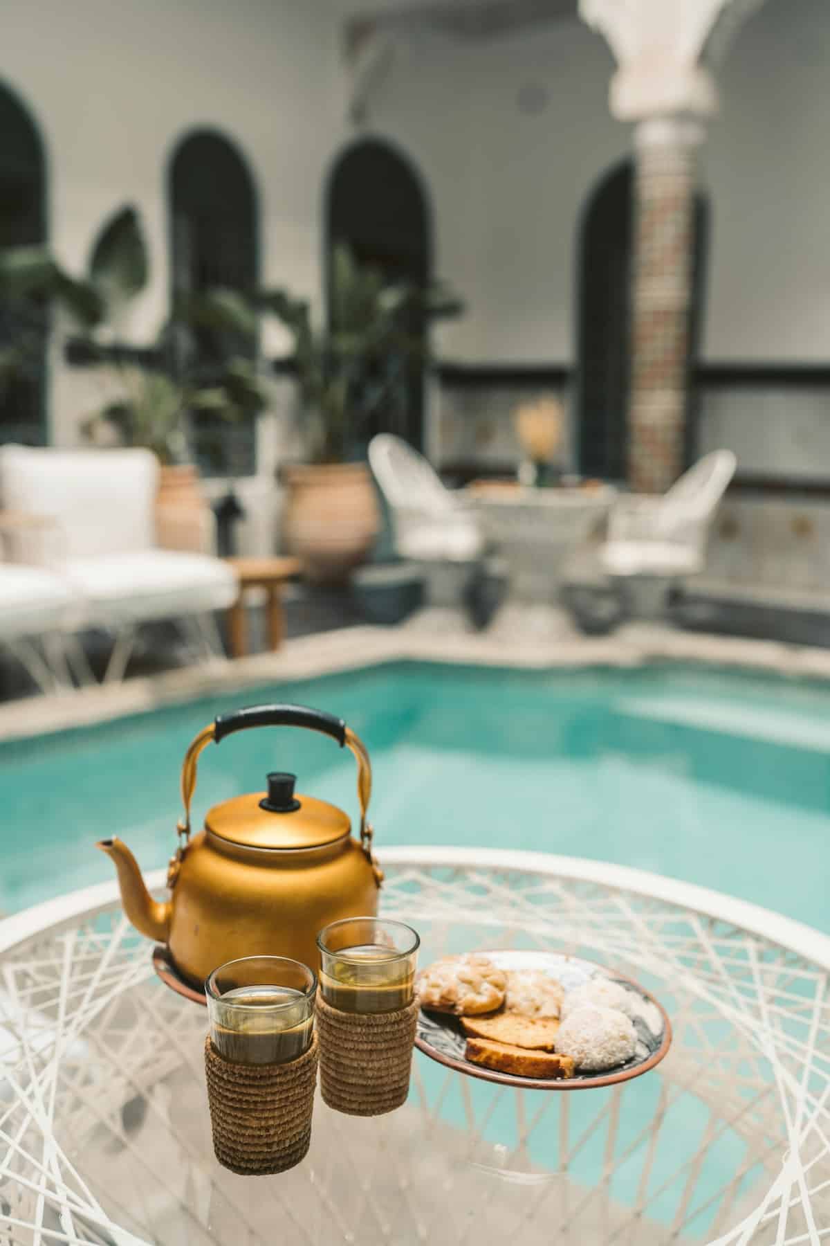 Marokkanischer Tee aus Minze Green Tea und Limette am Pool