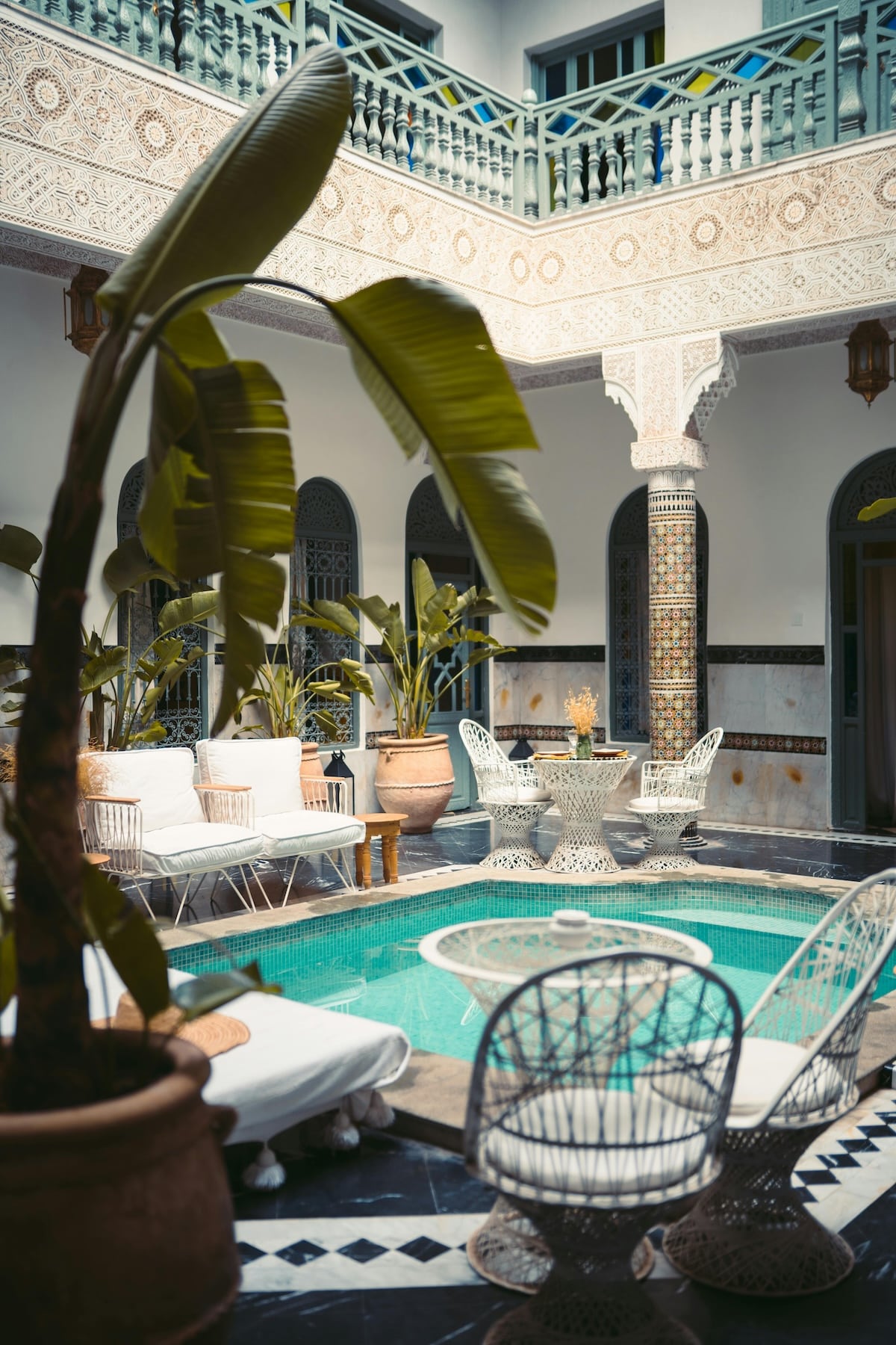 Marokkanisches Hammam Entspannedes Wellness Spa mit Pool und Palmen