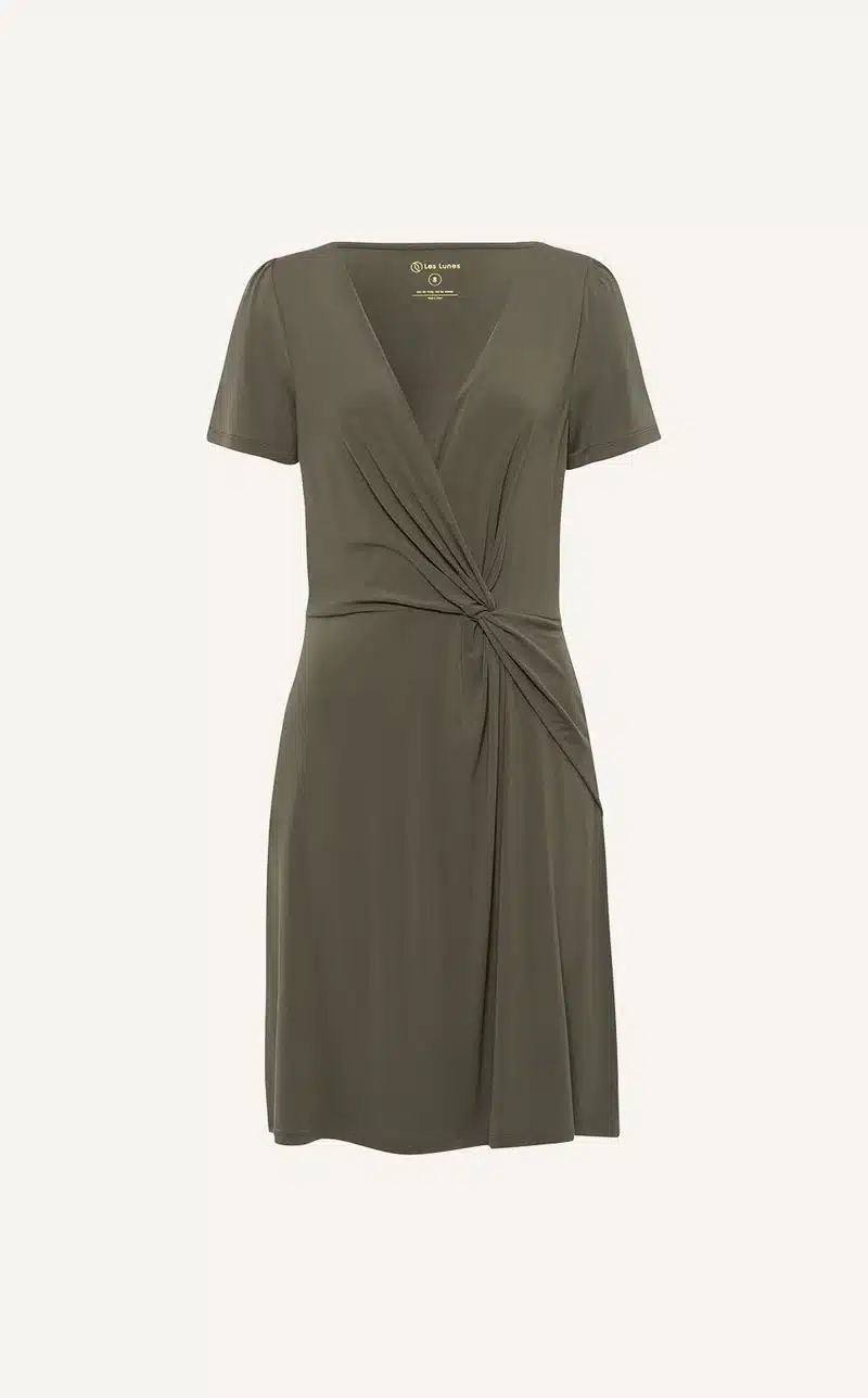 The Piaa Short Dress in Khaki - Alles außer langweilig Khaki ist nicht langweilig - The Piaa Short Dress zeigt hier, dass Khaki auch wunderschön sein kann