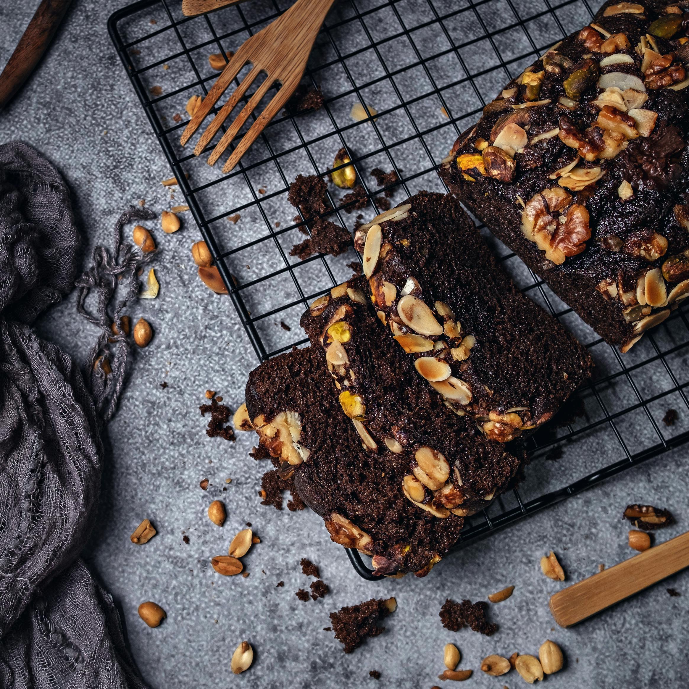 Saftiger Schokoladenkuchen mit Honig Walnüssen und Karamell