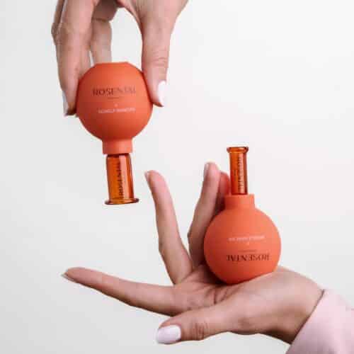 Face Cups Rosental Organics Erfahrungen 2026 Anwendung – Zwei Face Sculpting Cups by Monica Ivancan in Händen für Gesicht Lifting und Glow