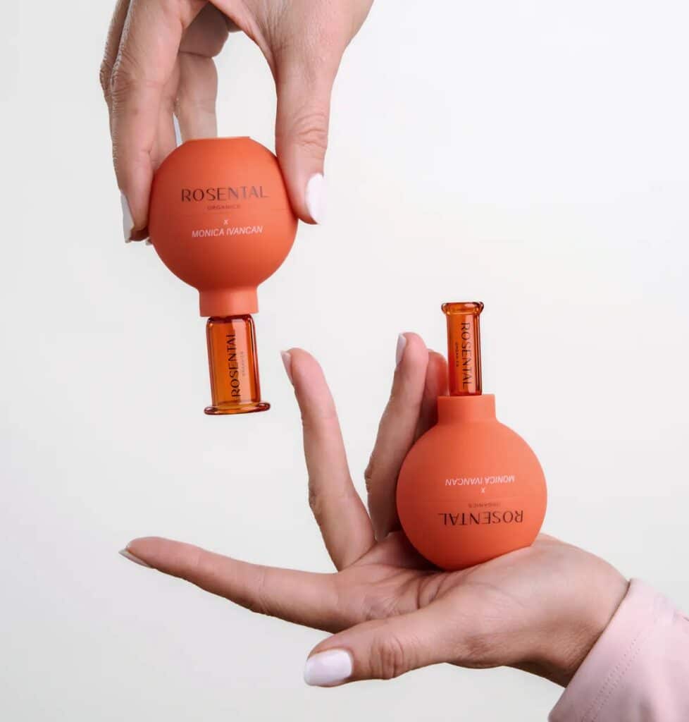 Face Cups Rosental Organics Erfahrungen 2026 Anwendung – Zwei Face Sculpting Cups by Monica Ivancan in Händen für Gesicht Lifting und Glow