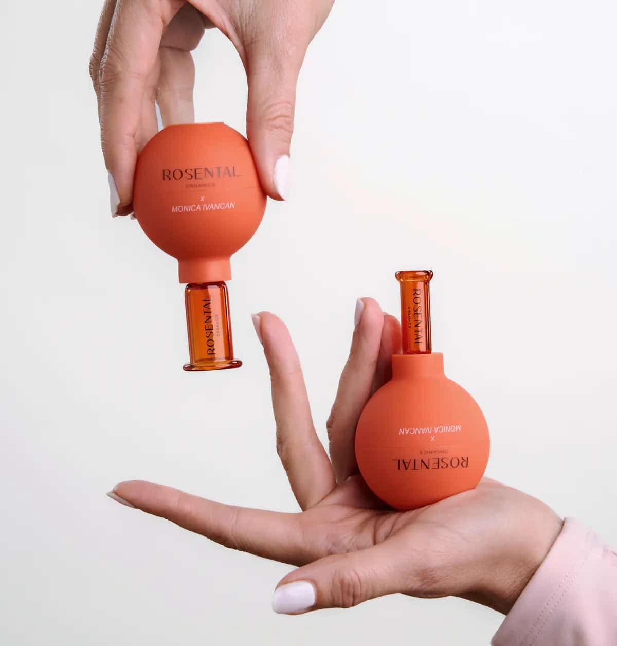 Face Cups Rosental Organics Erfahrungen 2026 Anwendung – Zwei Face Sculpting Cups by Monica Ivancan in Händen für Gesicht Lifting und Glow