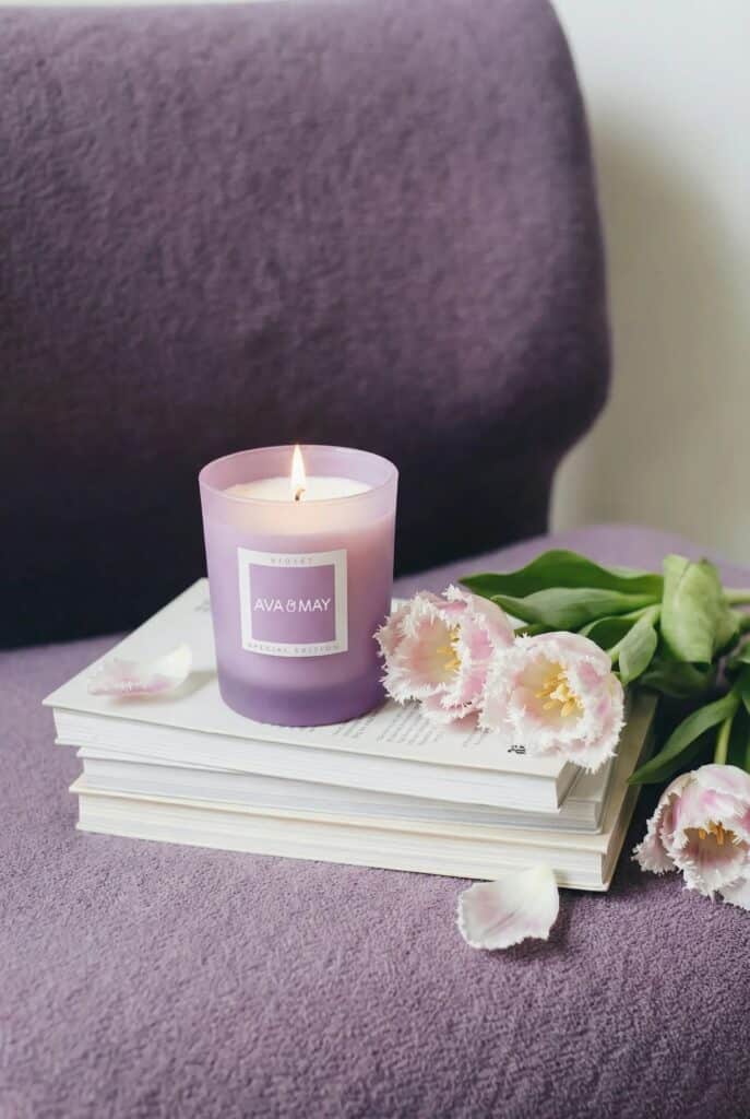XOXO Violet Duftkerze AVA & MAY Erfahrungen 2026 – blumiger Amber-Jasmin-Duft