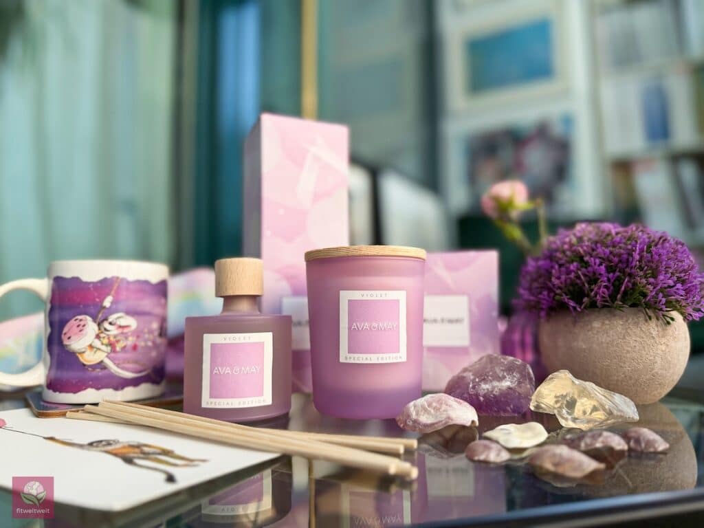 XOXO Violet Duftkerze AVA & MAY Erfahrungen 2026 Special Edition mit Duftstäbchen Amber Jasmin Mandarine Produkttest Rabattcode