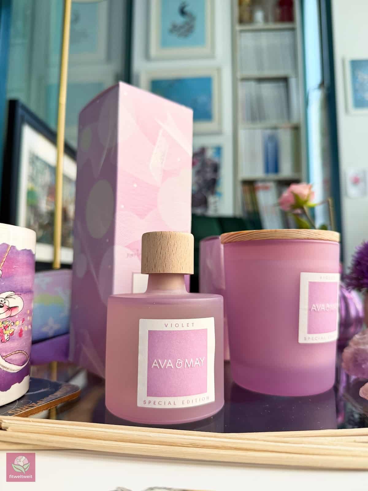 Die AVA & MAY XOXO Violet Duftstäbchen im Produkttest 2026 mit Special Edition Flakon aus mattiertem Glas und Echtholzdeckel. Der Duft kombiniert warme Amber-Noten, blumigen Jasmin und frische Mandarine für eine feminine, entspannende Raumwirkung. Die hochwertigen Rattan-Stäbchen sorgen für eine gleichmäßige Duftverteilung über mehrere Wochen. In meinem Erfahrungsbericht teile ich meine persönliche Erfahrung, Wirkung und Haltbarkeit sowie meinen AVA & MAY Rabattcode und Gutscheincode für bis zu 30% Rabatt. Ideal für Schlafzimmer, Wohnzimmer oder als Geschenkidee.