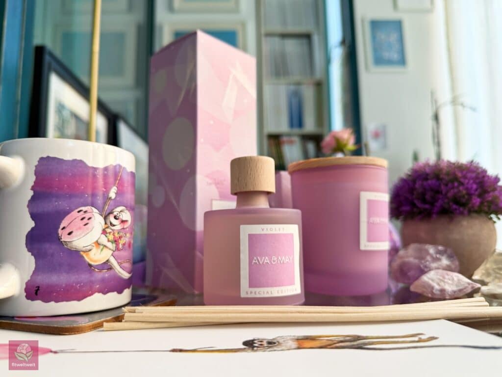 AVA & MAY XOXO Violet Duftstäbchen Erfahrungen 2026 mit Duftkerze Special Edition fliederfarben mattierter Glasflakon Amber Jasmin Mandarine Rabattcode Test