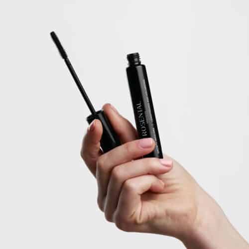Growth Mascara von Rosental Organics mit Bürstchen für Länge und Volumen in der Hand gehalten