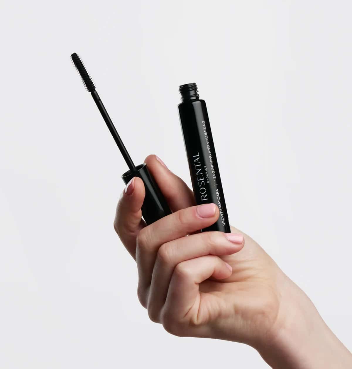 Growth Mascara von Rosental Organics mit Bürstchen für Länge und Volumen in der Hand gehalten