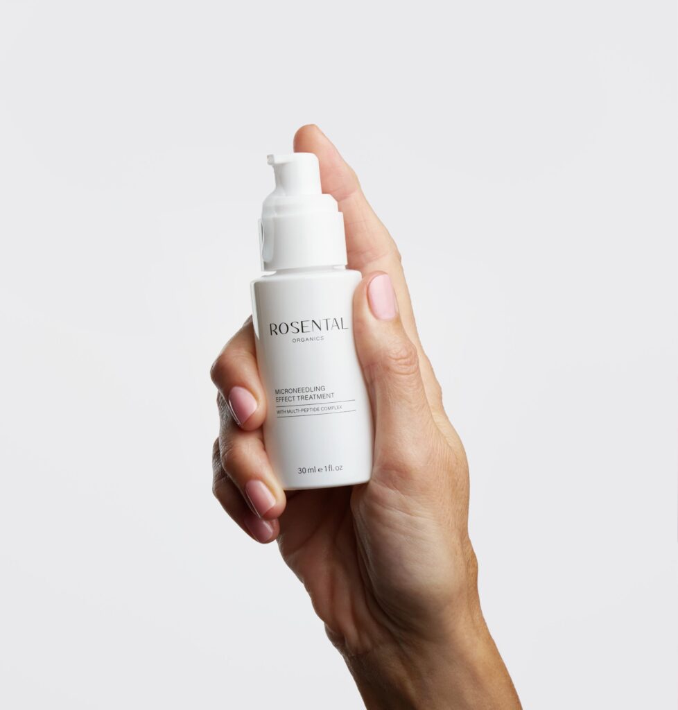 Microneedling Effect Treatment Rosental Organics Erfahrungen 2026 Serum in Hand