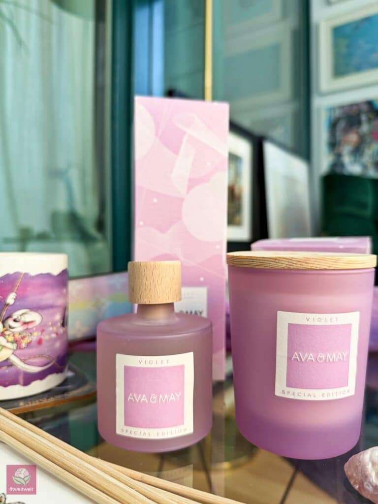 AVA & MAY XOXO Violet Duftstäbchen Erfahrungen 2026 auf Glastisch mit Duftkerze, Holzstäbchen, Geschenkbox und Kristallen – Duft Amber Jasmin Mandarine Produkttest Rabattcode